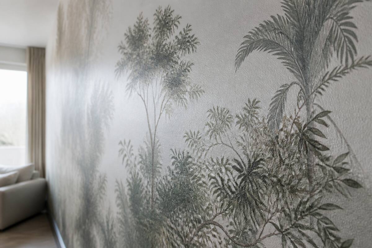 Close-up van schoon fotobehang op een muur in een lichte woonkamer, zonder tekst in beeld